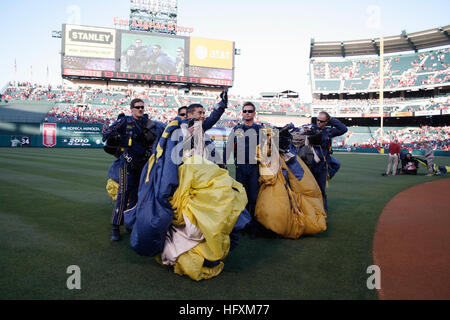 090702-N-5366K-249 ANAHEIM, Kalifornien (2. Juli 2009) Special Warfare Operator 1. Klasse (Siegel) Robert Darakjy, zugeordnet der US-Navy-Fallschirm-Team die Frösche springen Wellen zum Zuschauer, nachdem das Team einen Fallschirm Demonstration während der Eröffnungsfeier eine Anaheim Angels Baseball-Spiel im Angel Stadium gab. Mehr als 40.000 Menschen nahmen an der Veranstaltung Teil und konnten das Team nach der Aufführung zu erfüllen. Die Frösche springen haben ihren Sitz in San Diego und führen an verschiedenen Standorten über das Land, das Navy Exzellenz zu präsentieren und das Bewusstsein über Naval Special Warfare. (U.S. Navy Photo von Masse Stockfoto