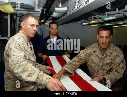 090706-N-5712P-021 Atlantik (6. Juli 2009) Gunnery Sgt. William Ward und Gunnery Sergeant Daniel Fowler, beides eingeschifft auf amphibischer Angriff Schiff USS Nassau (LHA-4), Lehren Midshipman 1. Klasse William Fitzgerald, der US Naval Academy, wie eine amerikanische Flagge für einen militärischen Begräbnis zu Falten. (Foto: U.S. Navy Mass Communication Specialist 3. Klasse Jonathan Pankau/freigegeben) Midshipman lehren uns Marine 090706-N-5712P-021 Gunnery Sgt. William Ward und Gunnery Sergeant Daniel Fowler, beide begonnen an Bord der amphibischen Angriff Schiff USS Nassau (LHA-4), 1. Klasse William Fitzgerald, von U Stockfoto