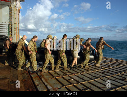 090708-N-8487G-002 CORAL SEA (8. Juli 2009) der Royal Australian Abstand Tauchen Teammitglieder tragen eine Bekämpfung Kautschuk überfallen Handwerk auf dem Heck Tor der amphibious Transport Dock Schiff USS Denver (LPD 9) vor einer Übung. Denver ist Talisman Saber 2009 eine Biennale, kombinierte Ausbildung Aktivität entwickelt, um australische und amerikanische Truppen trainieren bei der Planung und Durchführung von kombinierten Operationen beteiligt. (Foto: U.S. Navy Mass Communication Specialist 1. Klasse Michael Gomez/freigegeben) UNS Marine 090708-N-8487G-002 Mitglieder der Royal Australian Abstand Tauchen Team tragen eine Bekämpfung rubbe Stockfoto