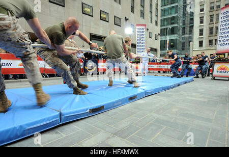 Matrosen und Marines treten während der Flottenwoche New York 2010 in einem Tauziehen an. Etwa 3.000 Seeleute, Marines und Küstenwache nehmen an der stadtweiten Feier des Seeverkehrs teil, die bis zum 2. Juni stattfindet. Stockfoto