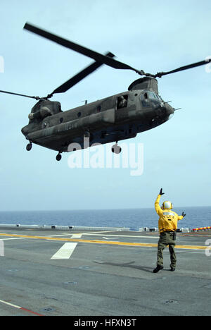 Petty Officer 2. Klasse Della Smith Aviation Bootsmann Mate (Handling), eine Landung Signal auf amphibischer Angriff Schiff USS Makin Island angeworben, leitet einen Armee CH-47 Chinook-Hubschrauber eine Landung an Bord des Schiffes, Joint Task Force Bravo zugewiesen. Makin Island verließ Pascagoula, Mississippi, 10 Juli und ist derzeit Umrundung Südamerikas über die Straße von Magellan zu seinem neuen Heimathafen San Diego. Während seiner Durchreise machen das Schiff Hafen Besuche in Brasilien, Chile und Peru. Makin Island ist das endgültige amphibischer Angriff Schiff gebaut in der LHD-1 Wasp-Klasse, nur die erste von der cl Stockfoto