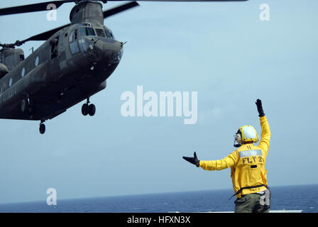 Petty Officer 2. Klasse Della Smith Aviation Bootsmann Mate (Handling), eine Landung Signal auf amphibischer Angriff Schiff USS Makin Island angeworben, leitet einen Armee CH-47 Chinook-Hubschrauber eine Landung an Bord des Schiffes, Joint Task Force Bravo zugewiesen. Makin Island verließ Pascagoula, Mississippi, 10 Juli und ist derzeit Umrundung Südamerikas über die Straße von Magellan zu seinem neuen Heimathafen San Diego. Während seiner Durchreise machen das Schiff Hafen Besuche in Brasilien, Chile und Peru. Makin Island ist das endgültige amphibischer Angriff Schiff gebaut in der LHD-1 Wasp-Klasse, nur die erste von der cl Stockfoto