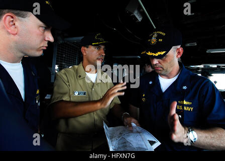 090719-N-7092S-043 Pazifik (19. Juli 2009) kolumbianische Marine Lt. Alberto Cordoba Garcia, Center, erklärt die sicherste Navigationsroute CMdR Dale W. Maxey, rechts, Kommandierender Offizier der geführte Raketen Fregatte USS Kauffman (FFG-59) und Lt. j.g. Curtis Sanders beim ziehen in Bahia Malaga, Kolumbien. Kauffman ist auf einer sechsmonatigen Einsatz in die USA 4. Flotte Aufgabengebiet Unterstützung des US Southern Command ausüben südlichen Meere 2009, Teil der Partnerschaften der Amerika-Strategie. (Foto: U.S. Navy Mass Communication Specialist 2. Klasse Brandon Shelander/freigegeben) UNS Stockfoto