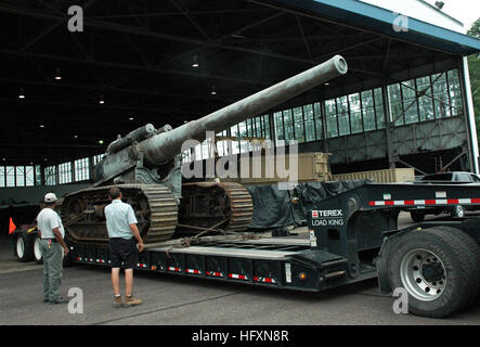 Bereiten Sie 090720-N-6148D-001 DAHLGREN VA (20. Juli 2009) Verkehrsmittel Personal Naval Support Facility Dahlgren darauf vor, ein Weltkrieg Ära Traktor montierte Artillerie Stück, die erste Waffe ursprünglich Test-fired anlässlich der Gründung von Dahlgren als Marine Testgelände am 16. Oktober 1918 zu entlasten. Die 7-Zoll-45 Kaliber Pistole wird durch die Naval Surface Warfare Center Dahlgren Division wiederhergestellt werden. (US Navy Foto von Doug Davantfranzösischer/freigegeben) US Marine-090720-N-6148D-001-Verkehrsmittel Personal Naval Support Facility Dahlgren darauf vorbereiten, ein Weltkrieg Ära Traktor montierte Artillerie Stück entlasten Stockfoto