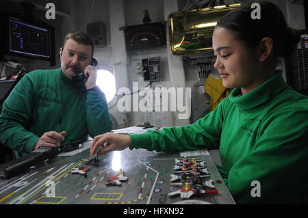090721-N-4995K-002 Golf von OMAN (21. Juli 2009) Aviation Electronics Technician Airman Patricia Hansen bewegt sich Flugzeuge Vorlagen um das Ouija-Brett in Flight-Deck-Steuerung an Bord des Flugzeugträgers USS Ronald Reagan (CVN-76). Flight-Deck-Steuerung ist verantwortlich für alle Bewegungen der Flugzeuge auf dem Flugdeck. Das Ouija-Brett ist ein Modell des Flugdecks. Ronald Reagan in den USA bereitgestellt wird 5. Flotte Aufgabengebiet. (Foto: U.S. Navy Mass Communication Specialist 3. Klasse Chelsea Kennedy/freigegeben) U.S. Navy 090721-N-4995K-002 Aviation Electronics Technician Airman Patricia Stockfoto