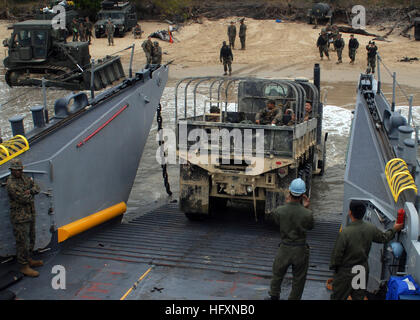 090722-N-6692A-037 SHOALWATER BAY, Australien (21. Juli 2009) Segler führen einen LKW von der 31. Marine Expeditionary Unit (MEU 31.) aussteigen auf Landungsboote Utility (LCU) 1627 als Marines für den Bereich Ausbildung Teil des militärischen Übung Talisman Saber 2009. Talisman Saber ist eine alle zwei Jahre gemeinsame militärische Übung zwischen den USA und Australien mit Schwerpunkt auf operative und taktische Interoperabilität. (Foto: U.S. Navy Mass Communication Specialist 1. Klasse Geronimo Aquino / veröffentlicht) U.S. Navy 090722-N-6692A-037 Matrosen führen einen LKW von der 31. Marine Expeditionary Unit (MEU 31.) auf Landin Stockfoto