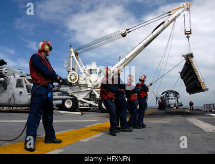 090724-N-8283S-213 Pazifik (24. Juli 2009) Segler zugewiesen an die Luft der amphibischen Angriff Schiff USS Boxer (LHD-4) hissen eine Rampe, so dass sie nach der Abfahrt von Pearl Harbor in den Speicherbereich angehoben werden kann. Boxer hat einen sieben-Tage-Port als seine letzte Station beim Wiedereinstieg in den Heimathafen in San Diego besuchen. Der Boxer amphibische bereit-Gruppe und der 13. MEU sind aus einer siebenmonatigen Bereitstellung unterstützt globale maritime Sicherheit zurück. (Foto: U.S. Navy Mass Communication Specialist 2. Klasse John J. Siller/freigegeben) UNS Marineseeleute 090724-N-8283S-213 zugewiesen an die Luft Stockfoto