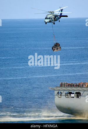 090725-N-2013O-066 PACIFIC OCEAN (25. Juli 2009) – ein MH-60 s Knighthawk aus die Insel Ritter, Hubschrauber bekämpfen Squadron (HSC) 25, Aufzüge Lieferungen aus dem Flugdeck USNS Alan Shepard (T-AKE 3) während einer vertikalen Nachschub mit USS George Washington (CVN-73). George Washington, der Marine ausschließlich permanent nach vorne Flugzeugträger im Einsatz, ist derzeit im Gange unterstützende Sicherheit und Stabilität im westlichen Pazifischen Ozean, während Sie auf ihren ersten Einsatz aus Flotte Aktivitäten Yokosuka, Japan. (Foto: U.S. Navy Mass Communication Specialist 3. Klasse Charles Oki/freigegeben) US Navy Stockfoto