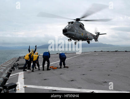 090725-N-0924R-020 RIO DE JANEIRO, Brasilien (25. Juli 2009) Boatswain Mate 3. Klasse Andrew Tabin Wellen brasilianischen Super Puma Helikopter aus dem Flugdeck der amphibischen Dock Landungsschiff USS Oak Hill (LSD-51) während der Landung Qualifikationen Deck. Oak Hill ist Partnerschaft Südbahnhof ' 09 beteiligt. Partnerschaft-Südbahnhof ist eine kombinierte See- und amphibische Operation mit Oak Hill und Seestreitkräfte aus Argentinien, Brasilien, Chile, Peru und Uruguay. Oak Hill unterstützt auch südlichen Exchange 2009.  (Foto: U.S. Navy Mass Communication Specialist 3. Klasse Cory Rose/Rele Stockfoto