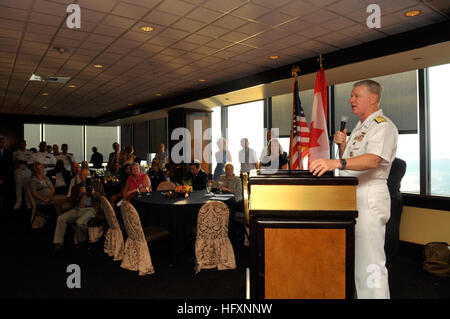 090729-N-8273J-130 SEATTLE (28. Juli 2009) Chief of Naval Operations (CNO) Admiral Gary Roughead besucht einen Navy League Empfang zu Ehren von Marineoffizieren in Seattle. Roughead befindet sich in der Nordwest-Region für die Seattle Seafair und der P-8A Poseidon Multi-mission maritime Flugzeuge Rollout Zeremonie beizuwohnen. (Foto: U.S. Navy Mass Communication Specialist 1. Klasse Tiffini Jones Vanderwyst/freigegeben) U.S. Navy 090729-N-8273J-130 Chief of Naval Operations (CNO) Admiral Gary Roughead besucht einen Navy League Empfang zu Ehren von Marineoffizieren in Seattle Stockfoto