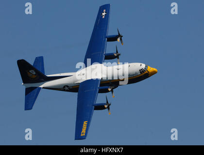 090801-N-4649C-001 SEATTLE (1. August 2009) überfliegt die C-130T Herkules aus der Blue Angels, auch bekannt als "Fat Albert" Lake Washington vor einer Blue Angels Airshow für Seattles 60. Seafair Feier. Militärische Mitglieder und Bürger aus der Gegend von Seattle in Genesee Park für die Airshow, Hydroplane-Rennen und Musik gesammelt. (Foto: U.S. Navy Mass Communication Specialist 2. Klasse Chantel M. Clayton/freigegeben) US Navy 090801-N-4649C-001 C-130T Herkules aus der Blue Angels, auch bekannt als Stockfoto