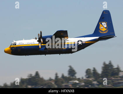 090801-N-4649C-002 SEATTLE (1. August 2009) fliegt die C-130T Herkules aus der Blue Angels, auch bekannt als "Fat Albert", über Lake Washington vor einer Blue Angels Airshow für Seattles 60. Seafair Feier. Militärische Mitglieder und Bürger aus der Gegend von Seattle in Genesee Park für die Airshow, Hydroplane-Rennen und Musik gesammelt. (Foto: U.S. Navy Mass Communication Specialist 2. Klasse Chantel M. Clayton/freigegeben) US Navy 090801-N-4649C-002 C-130T Herkules aus der Blue Angels, auch bekannt als Stockfoto