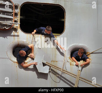 100804-N-6566M-016 GUANTANAMO BAY, Kuba (4. August 2010) Seeleute an Bord der amphibischen Angriff Schiff USS Iwo Jima (LHD-7) gelten Ratte Wachen für Festmacher, wie das Schiff am Naval Station Guantanamo Bay auf Kuba zum Tanken kommt und liefert. Iwo Jima hat vor kurzem seinen ersten Betriebsphase der anhaltenden Versprechen 2010 humanitärer Hilfe durch die Durchführung von gemeinnützigen Projekten in Haiti. Weiterhin verspricht eine viermonatige humanitäre und politische Mission in Lateinamerika und der Karibik. (Foto: U.S. Navy Mass Communication Specialist 3. Klasse Heidi McCormick/freigegeben) UNS Stockfoto