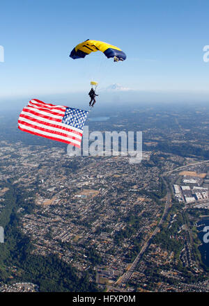 090803-N-XXXXL-001 RENTON, Washington (3. August 2009) Chief Special Warfare Betreiber Justin Gauny, US Navy Fallschirm Team, die "Sprung-Frösche" zugewiesen fliegt eine amerikanische Flagge über Seattle vor der Landung an die Seattle Seahawks Trainingslager in Renton, Washington. Der San Diego basierte Team sprangen bei verschiedenen Veranstaltungen über das Land, das die Navy SEAL Fitness Challenge, eine kostenlose Veranstaltung zur Förderung der körperlichen Fitness bei den Amerikanern zu veröffentlichen. (Foto: U.S. Navy Chief Special Warfare Boot Betreiber j.c. Ledbetter/freigegeben) UNS Marine 090803-N-XXXXL-001 Chief Special Warfare Betreiber Justin Gauny, assi Stockfoto