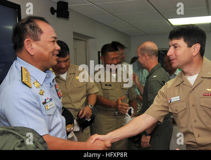 090810-N-6233H-002 Pazifik (10. August 2009) Rear Admiral Kevin Donegan, Recht, Kommandeur der Battle Force 7. US-Flotte, grüßt ADM Wilfredo D. Tamayo, Kommandant der Republik der Philippinen Küstenwache, bei einem Besuch an Bord des Flugzeugträgers USS George Washington (CVN-73). George Washington, nur dauerhaft nach vorne bereitgestellt Flugzeugträger der Navy im Gange Sicherheit und Stabilität im westlichen Pazifischen Ozean unterstützt. (Foto: U.S. Navy Masse Kommunikation Spezialist Seemann Lehrling Rachel N. Hatch/freigegeben) US Navy 090810-N-6233H-002 Rear Admiral Kevin Donegan, Recht, Komma Stockfoto