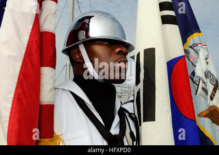 090814-N-7478G-173 BUSAN, Südkorea (14. August 2009) Personalreferentin 2. Klasse Michael Graham, amphibische Befehl Schiff USS Blue Ridge (LCC-19) zugewiesen mans die Schienen als Bestandteil der Ehrengarde und ziehen Sie in den Hafen.  Blue Ridge beteiligt sich an der gemeinsamen Militärübung Ulchi Freedom Guardian (UFG) 2009. UFG ist eine kombinierte/gemeinsame Computersimulation getrieben Übung jährlich demonstriert die Interoperabilität Fähigkeiten zwischen Südkorea und USA 7. US-Flotte. (Foto: U.S. Navy Mass Communication Specialist 2. Klasse Cynthia Griggs/freigegeben) US Navy 090814- Stockfoto