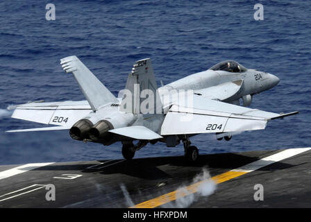 Ein FA-18E Super Hornet der Strike Fighter Squadron 14 startet von der USS Nimitz während des Einsatzes mit Carrier Air Wing 11 im westlichen Pazifik. Stockfoto