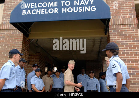 Die Seeleute treffen sich am 17. August 2009 mit der Führung der Marine im Bachelor Housing Complex auf der Andrews Air Force Base, wo Offiziere und eingesetzte Mitarbeiter, einschließlich Reservisten und vorübergehend dienstende, untergebracht sind. Stockfoto