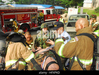 090819-N-9573A-018 CHINHAE, Republik Korea (19. August 2009) Feuerwehr und des medizinischen Personals bereiten eine Trainingspuppe für den Transport zu einer medizinischen Einrichtung während einer Räumungsübung Saboteur an Commander, Flotte Aktivitäten Chinhae (CFAC). CFAC ist kombiniert/gemeinsame Militärübung Ulchi Freedom Guardian 2009 beteiligt.  Ca. teilnehmen 10.000 Soldaten, Matrosen, Piloten und Marines an computersimulierte Befehl und Kontroll-Training.  (Foto: U.S. Navy Mass Communication Specialist 1. Klasse Bobbie G. Attaway/freigegeben) US Navy 090819-N-9573A-018-Feuerwehr und medizinischen perso Stockfoto