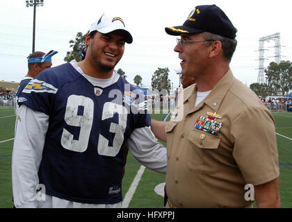 090821-N-0483R-040 SAN DIEGO (21. August 2009) Kapitän Ricky L. Williamson, Kommandierender Offizier der Naval Base San Diego spricht mit San Diego Chargers defensives Ende Luis Castillo während einer 45-minütigen, keine-Pads Praxis am Naval Base San Diego. (Foto: U.S. Navy Mass Communication Specialist 3. Klasse Kari R. Rodriguez/freigegeben) U.S. Navy 090821-N-0483R-040 Kapitän Ricky L. Williamson, Kommandierender Offizier der Naval Base San Diego spricht mit San Diego Chargers defensives Ende Luis Castillo während einer 45-minütigen, keine-Pads Praxis am Naval Base San Diego Stockfoto