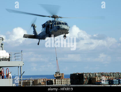 090827-N-5685W-011-Atlantik (27. August 2009) ein MH-60 s Sea Hawk-Hubschrauber zugewiesen, die Ladegeräte der Hubschrauber Meer bekämpfen Squadron (HSC) 26 geht zwischen dem Military Sealift Command trockene Fracht-Munition Schiff USNS liefern (T-AOE-6) und der Flugzeugträger USS Harry S. Truman (CVN-75) während einer vertikalen Nachschub. Truman führt Träger Qualifikationen im Gange. (Foto: U.S. Navy Masse Kommunikation Spezialist Seemann Donald R. White Jr./freigegeben) U.S. Navy 090827-N-5685W-011 ein MH-60 s Sea Hawk-Hubschrauber, die Ladegeräte der Hubschrauber Meer bekämpfen Squadron (HSC) 26 zugewiesen geht dabei Stockfoto