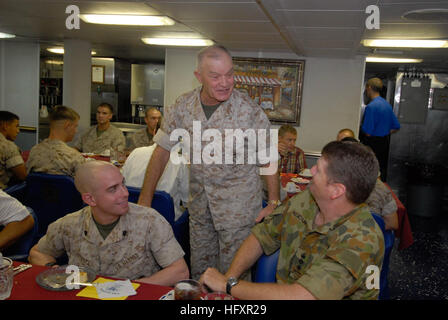 090828-N-3592S-126 Atlantik (28. August 2009) Generalleutnant Dennis Hejlik, Kommandierender general des 2. Marine Expeditionary Force, spricht mit Australian Army Major General (SEL) Fergus McLachlan und Sgt. Nicholas Stenta in der Offiziersmesse der amphibischen Angriff Schiff USS Nassau (LHA-4) während einer Quadrennial Defense Review zu besuchen. (Foto: U.S. Navy Mass Communication Specialist 1. Klasse James R. Stilipec/freigegeben) U.S. Navy 090828-N-3592S-126 Generalleutnant Dennis Hejlik, Kommandierender general des 2. Marine Expeditionary Force, spricht mit Australian Army Major General (SEL) Fergus McLachlan Stockfoto