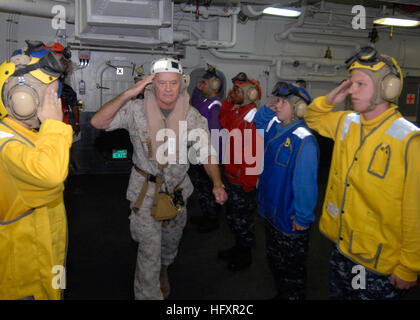 090828-N-3592S-131 Atlantik (28. August 2009) Generalleutnant Dennis Hejlik, Kommandierender general des 2. Marine Expeditionary Force, fährt die amphibischen Angriff Schiff USS Nassau (LHA-4) nach einer Quadrennial Defense Review-Tour. (Foto: U.S. Navy Mass Communication Specialist 1. Klasse James R. Stilipec/freigegeben) US Navy 090828-N-3592S-131 Generalleutnant Dennis Hejlik, Kommandierender general des 2. Marine Expeditionary Force, fährt die amphibischen Angriff Schiff USS Nassau (LHA-4) nach einer Quadrennial Defense Review-tour Stockfoto