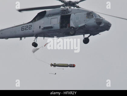 090828-N-2638R-001-Pazifik (28. August 2009) zugewiesen eine SH-60F Sea Hawk Hubschrauber "Ladegeräte" der Hubschrauber Anti-Submarine Squadron (HS) 14 Tropfen einen MK-46 erzielbaren Übung Torpedo (REXTORP) in der Nähe der geführte Flugkörper-Zerstörer USS Mustin (DDG-89) während eines REXTORP Trainings. (Foto: U.S. Navy Mass Communication Specialist 2. Klasse Bryan Reckard/freigegeben) U.S. Navy 090828-N-2638R-001 eine SH-60F Sea Hawk Hubschrauber zugewiesen, die Stockfoto