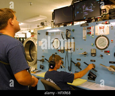 090902-N-4301H-296 SAN DIEGO, Kalifornien (2. September 2009) Navy Diver 1. Klasse Brandon Wiggins, Ausbilder an der Naval Special Warfare Center, zweite Phase Basic Underwater Demolition/Siegel (BUD/S) Kandidaten auf einem Fernseher sieht, während Navy Diver Chef Chad Shortall erhöht sich der Druck im Inneren einer Druckkammer. Shortall ändert sich den Druck zu sehen, wie jeder CandidateÕs Körper Unterwasser Druck vor dem Tauchgang Training reagieren wird. Tauchen ist ein acht-Wochen-Kurs in der zweiten Phase der Ausbildung, das bereitet, entwickelt und qualifiziert Kandidaten als grundlegende Kampfschwimmer. BUD/S Kandidaten müssen Stockfoto