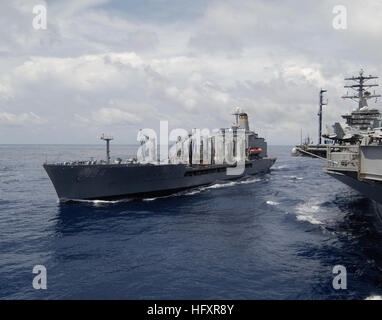 Military Sealift Command Flotte Nachschub Öler USNS John Ericson (T-AO 194) und Flugzeugträger USS Nimitz (CVN-68) führen eine im Gange Nachschub im Pazifischen Ozean 3. September 2009 Nimitz und eingeschifften Carrier Air Wing 11 sind auf einer Bereitstellung in den westlichen Pazifischen Ozean. (Foto: U.S. Navy Mass Communication Specialist 3. Klasse John Philip Wagner Jr./freigegeben) USNS John Ericsson Betankung USS Nimitz Stockfoto