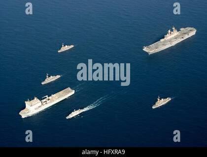 090905-N-3165S-631 U.S. 5. Flotte Zuständigkeitsbereich (5. September 2009) der Royal Navy fleet auxiliary Schiff Lyme Bay (L 3007) führt eine Formation von Schiffen einschließlich der Grube Gegenmaßnahme Schiffe USS Gladiator (MCM-11), USS Ardent (MCM 12), USS Dextrous (MCM-13), der Royal Navy Single-Rolle Minehunter HMS Grimsby (M108) und die Multi-Purpose amphibischer Angriff Schiff USS Bataan während einer Übung. Die Bataan amphibische bereit Gruppe führt maritimer Sicherheitsoperationen in den USA 5. Flotte Aufgabengebiet. (Foto: U.S. Navy Mass Communication Specialist 3. Klasse Ryan Steinhou Stockfoto