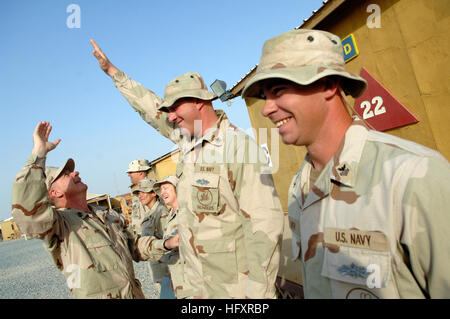 090907-N-9818V-079 CAMP MORRELL, Kuwait (7. September 2009) Master Chief Petty Officer der Marine (INTERNIERUNGSLAGER) Rick West erreicht für ein High-Five Konstruktionsmechaniker gratulieren 1. Klasse Daniel J. Craycroft nach dem Fixieren der Seabee bekämpfen Warfare Insignia neun neu qualifizierten Seeleuten während einer feierlichen Preisverleihung am Camp Morrell. West ist in der Central Command (CENTCOM) Verantwortungsbereich zu treffen und besuchen mit Seglern. (Foto: U.S. Navy Mass Communication Specialist 1. Klasse Jennifer A. Villalovos/freigegeben) US Navy 090907-N-9818V-079-Master Chief Petty Officer der Marine (INTERNIERUNGSLAGER) Rick Wes Stockfoto