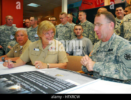 090908-N-6326B-022 SAN DIEGO (8. September 2009) Rear Admiral Christine M. Bruzek-Kohler Commander, Naval Medical Center San Diego und Major General Robert B. Abrams Kommandierender General des Fort Irwin und die National Training Center, Krieger kümmern und Übergang Büro, der Stabschef der Armee, unterzeichnen den Krieger Healthcare Bund, kontinuierliche Unterstützung für die verwundeten Soldaten von Naval Medical Center San Diegos Krieger Übergang Einheit zeigen. (Foto: U.S. Navy Mass Communication Specialist 3. Klasse Jake Berenguer/freigegeben) U.S. Navy 090908-N-6326B-022 Rear Admiral Christine M. Bruzek-Kohler Stockfoto