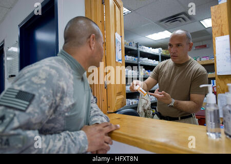 090928-N-7526R-240 CAMP LEMONIER, Dschibuti (28. September 2009) Hospital Corpsman 2. Klasse Julio Lopez, zugeordnet dem Emergency Medical Facility Team Camp Lemonier, Dschibuti, erläutert die richtigen Schritte zur Medikamenten Verbrauch Army Staff Sgt Jose Rivera, Delta Unternehmen der 165. Nationalgarde Einheit zugewiesen. (Foto: U.S. Navy Mass Communication Specialist 2. Klasse Marc Rockwell-Pate/freigegeben) U.S. Navy 090928-N-7526R-240 Hospital Corpsman 2. Klasse Julio Lopez, zugeordnet dem Emergency Medical Facility Team Camp Lemonier, Dschibuti, erklärt die korrekten Verfahren für mich Stockfoto