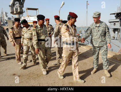 090929-N-7088A-161 UMM QASR, Irak (29. September 2009) CMdR Chip Wrye, Executive Officer von irakischen Ausbildungs- und beratenden Mission-Navy begrüßt Mitglieder der irakischen Armee und Marine Eintreffen an der Grube Gegenmaßnahmen Schiff USS Dextrous (MCM 13) für eine Tour in Umm Qasr, Irak. (Foto: U.S. Navy Mass Communication Specialist 1. Klasse Elizabeth Allen/freigegeben) U.S. Navy 090929-N-7088A-161 CMdR Chip Wrye, Executive Officer von irakischen Ausbildungs- und beratenden Mission-Navy grüßt Mitglieder der irakischen Armee und Marine, wie sie ankommen Stockfoto