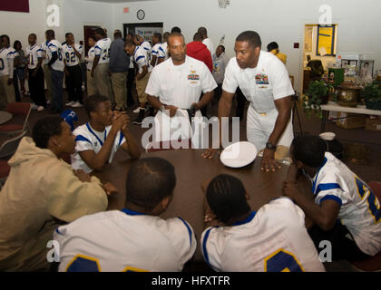 091002-N-9791D-001 GREENSBORO, N.C. (2. Oktober 2009) zwei Navy spezielle Kriegsführung-Betreiber (Siegel), einem Ostküste zugewiesen basierend Dichtung Teamsitzung mit Fußballspielern an Dudley High School in Greensboro, N.C.  Die Dichtungen nahmen an der Mahlzeit vor dem Spiel und sprach über Möglichkeiten und Entscheidungen im Rahmen der ein Naval Special Warfare Gruppe (NSWG) 2, Community Outreach-Programm. (Foto: U.S. Navy Mass Communication Specialist 3. Klasse Jacob L. Dillon/freigegeben) US Navy 091002-N-9791D-001 zwei Marine spezielle Kriegsführung Kabelnetzbetreiber (Siegel), einem Ostküste zugewiesen basierend SEAL Team Talk mit Fußball-playe Stockfoto