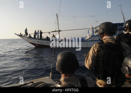 091004-N-4154B-134 indischen Ozean (4. Oktober 2009) Mitglieder der Ticonderoga-Klasse geführt-Raketenkreuzer USS Anzio (CG-68) besuchen, Board, Suche und Beschlagnahme (VBS) Team und Sicherheit im Seeverkehr U.S. Coast Guard und Sicherheits-Team (MSST) 91104, sprechen für die Besatzungsmitglieder eines Fischereifahrzeugs. Anzio ist das Aushängeschild für kombinierte Task Force 151, einer multinationalen Arbeitsgruppe zur Bekämpfung der Piraterie vor der Küste Somalias tätig. (Foto: U.S. Navy Mass Communication Specialist 1. Klasse Matthew Bash/freigegeben) UNS der Ticonderoga-Klasse geführt-Raketenkreuzer Marine 091004-N-4154B-134 Mitglieder Stockfoto