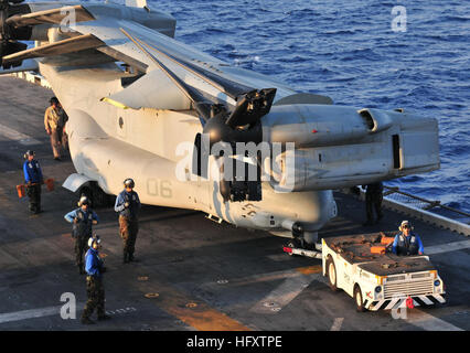 091009-N-9740S-018 Mittelmeer (9. Oktober 2009) Segler das amphibische Mehrzweck-Schiff USS Bataan (LHD-5) zugeordnet und Marines aus der 22. Marine Expeditionary Unit in Angriff genommen (22. MEU) ein MV-22 Osprey auf dem Schiffsdeck Flug zu verschieben. Die Bataan amphibische bereit Gruppe führt maritimer Sicherheitsoperationen in den USA 5. Flotte Bereich der Verantwortung und der 22. MEU dient als das Theater reserve Force für US Central Command. (Foto: U.S. Navy Chief Masse Kommunikation Spezialist Tony Sisti/freigegeben) UNS Marineseeleute 091009-N-9740S-018, Multi-abgekartet zugewiesen Stockfoto