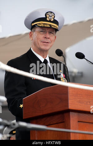 091010-N-0696M-164 PHILDELPHIA (10. Oktober 2009) Admiral Mike Mullen, Vorsitzender der Joint Chiefs Of Staff spricht das Publikum bei der Inbetriebnahme Zeremonie für die Arleigh Burke-Klasse Lenkwaffenzerstörer USS Wayne E. Meyer (DDG-108) bei Penns Landing in Philadelphia. (U.S. Navy Photo by Massenkommunikation Spezialist 1. Klasse Chad J. McNeeley/freigegeben) US Navy 091010-N-0696M-164 Admiral Mike Mullen, Vorsitzender der Joint Chiefs Of Staff Adressen das Publikum bei der Inbetriebnahme Zeremonie für die Arleigh Burke-Klasse Lenkwaffenzerstörer USS Wayne E. Meyer (DDG-108) Stockfoto