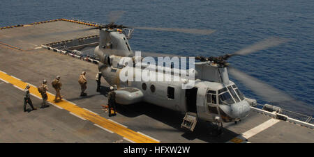 091014-N-4128S-130 DILI, Timor-Leste (14. Oktober 2009) Personal begeben sich auf eine CH-46E Sea Knight Helikopter zugeordnet, Marine Medium Helicopter Squadron (HMM) 166 (Reinforced) an Bord der amphibischen Angriff Schiff USS Bonhomme Richard (LHD-6) zur Unterstützung der Marine Übung (MAREX) 2009. Matrosen der Bonhomme Richard amphibische bereit Gruppe zugewiesen und Marines zugewiesen, die 11. Marine Expeditionary Unit in Angriff genommen (11. MEU) MAREX 2009, eine multilaterale Übung, die fördert die Zusammenarbeit durch bürgerschaftliches Engagement Programme beteiligen und training mit der Timor-Leste und australischen Streitkräfte. (U Stockfoto