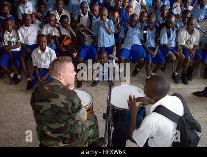 091015-N-8332M-002 FREETOWN, Sierra Leone (15. Oktober 2009) Musiker 3. Klasse Jason McDonough, Mitglied der Commander, US Naval Forces Europe-Rock-Band, Flaggschiff, führt mit einem lokalen Schüler an der SOS International School. Die Band ist in Sierra Leone als Teil der Afrika-Partnerschaft-Station an Bord der niederländischen Marine amphibious HNLMS Johan De Witt (L 801) in Angriff genommen. Johan De Witt, ist die erste europäische führte Afrika Partnerschaft Bahnsteig und wird ergänzt durch Mitarbeiter aus den USA, Belgien und Portugal. (Foto: U.S. Navy Chief Masse Kommunikation Spezialist Jason Morris/freigegeben) Stockfoto