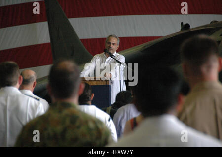 091017-N-1200er-127 DILI, Osttimor (17. Oktober 2009) Präsident der Demokratischen Republik Timor-Leste Jose Ramos-Horta liefert Bemerkungen im Hangar Bucht von amphibischen Angriff Schiff USS Bonhomme Richard (LHD-6). Matrosen und Marinesoldaten aus der Bonhomme Richard amphibische bereit Gruppe und die 11. Marine Expeditionary Unit (MEU 11.) Marine Übung 2009, eine multilaterale Übung Theater Sicherheitskooperation durch bürgerschaftliches Engagement Programme zu fördern und training mit der Timor-Leste und australischen Streitkräfte beteiligt sind. (US Navy veröffentlichte Foto von Masse Kommunikation Spezialist Seemann Stockfoto