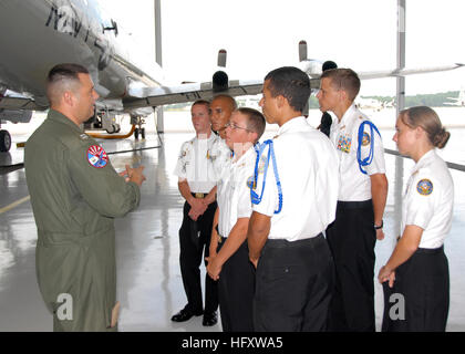 090918-N-2491R-024 JACKSONVILLE, Florida (Sept. 18, 2009) Lt. Jamie Kelly, zugewiesen, die Mad Füchse der Patrol Squadron (VP) 5, zeigt Junior ROTC Studenten ein P - 3C Orion Flugzeug im Hangar 511 am Naval Air Station Jacksonville ausgestellt. VP-5 nahm die Junior ROTC Studierende um sie mit den Arbeitsplätzen und Ausrüstung der Navy Seefernaufklärung und Aufklärung Gemeinschaft vertraut zu machen. (Foto: U.S. Navy Mass Communication Specialist 2. Klasse Harry J. Rucker III/freigegeben) U.S. Navy 090918-N-2491R-024 Lt. Jamie Kelly, zugewiesen, die Mad Füchse der Patrol Squadron (VP) 5, zeigt Junior ROTC Studenten eine P-3 C Stockfoto