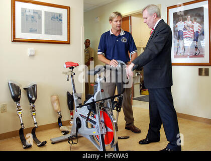 091019-N-7214P-090 SAN DIEGO (19. Oktober 2009) Peter Harsch, Prothesen Praktiker, erklärt zum Secretary Of The Navy (SECNAV), Honorable Ray Mabus, die Fähigkeiten des Prosthestic Lab in der umfassenden Combat und komplexe Casualty Care (C5) Anlage am Naval Medical Center San Diego. Das C5-Programm verwaltet schwer verwundete, kranke oder verletzte Patienten medizinische Evakuierung durch stationäre Behandlung, ambulante Rehabilitation und eventuellen Rückkehr zum aktiven Dienst oder Übergang aus dem Militär. (Foto: U.S. Navy Mass Communication Specialist 1. Klasse Anastasia Puscian/freigegeben) US Navy Stockfoto