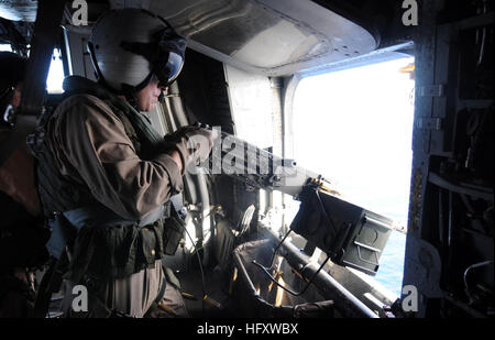 091020-N-0890S-060 Karibik (20. Oktober 2009) CPL. Aaron Ferguson, aus Ocala, Florida zugewiesen, die Dampfrösser der Marine schwere Hubschrauber Geschwader (HMH) 461, feuert eine.50 Kaliber Maschinengewehr aus einem CH-53E Super Stallion-Hubschrauber. HMH-461 ist Teil von einer Sicherheit Kooperation Marine Air-Ground Task Force eingeschifft auf amphibischer Angriff Schiff USS Wasp (LHD-1). Unterstützung der südlichen Partnerschaft Station-amphibische mit Zerstörer Geschwader 40 Wespe bereitgestellt. (Foto: U.S. Navy Mass Communication Specialist 3. Klasse David Smart/freigegeben) U.S. Navy 091020-N-0890S-060 CPL. Aaron Ferguson, von O Stockfoto