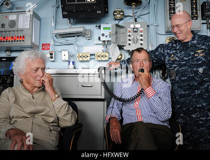 100714-N-8689C-455 Atlantischen Ozean (14. Juli 2010) der ehemalige Präsident George H.W. Bush über das Schiff zu den Seeleuten spricht der Ankündigung System an Bord des Flugzeugträgers, die seinen Namen trägt, USS George H.W. Bush (CVN-77). Bush und seine Frau Barbara, verbrachten ihre Zeit an Bord Flugbetrieb beobachten, tourt das Schiff und besuchen mit der Crew. George H.W. Bush führt Schulungen im Atlantischen Ozean. (Foto: U.S. Navy Mass Communication Specialist 2. Klasse Joseph M. Clark/freigegeben) US Navy 100714-N-8689C-455 ehemalige Präsident George H.W. Bush spricht mit Matrosen über das Schiff bekanntgebende syste Stockfoto