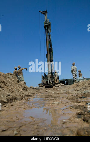 Segler aus Naval Mobile Bau-Bataillon 3 aus Port Hueneme, Kalifornien, und derzeit zugewiesen, Combined Joint Task Force - Horn von Afrika bohren ein tiefes gut 182 Fuß unter dem Wüstenboden in dem Bemühen, aktuelle Wasser in einer abgelegenen Gegend von Dikhil Bezirk, 24. Oktober 2009 verdoppelt. In der Regel betreiben ein vier-Personen-Crew, bestehend aus einer Arbeitskraft, Öler, Rigger und Schlamm Mann die T2W gut Drilling Rig. (US Navy Foto von Chief Petty Officer Robert P. Gallagher/freigegeben) US Navy arbeitet während Enduring Freedom-Noble Eagle DVIDS218221 Stockfoto