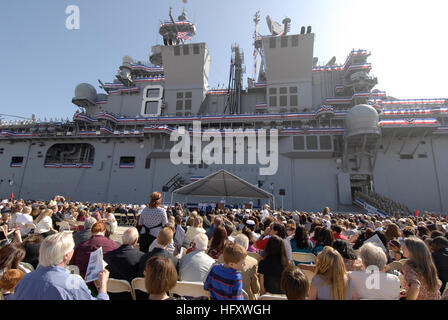 NAVAL AIR STATION NORTH ISLAND, Kalifornien--Tausende von Freunden, Familie und offizielle Gäste beobachten als Matrosen und Marinesoldaten Mann die Schienen und führen Sie an Bord des Schiffes während der Inbetriebnahme Zeremonie der USS Makin Island (LHD 8), 24. Oktober, am Naval Air Station North Island, Kalifornien  Makin Island, ist das letzte amphibische Schiff gebaut in der LHD-1 Wasp-Klasse, aber die erste Klasse, die mit Gasturbinen und ein elektrischer Antrieb gebaut. Foto von MC2(SW) Michael Barton - 091024-N-4846W-057 US Navy 091024-N-8788B-348-Tausende von Freunden, Familie und offizielle Gäste beobachten als Matrosen und Marinesoldaten Mann Stockfoto