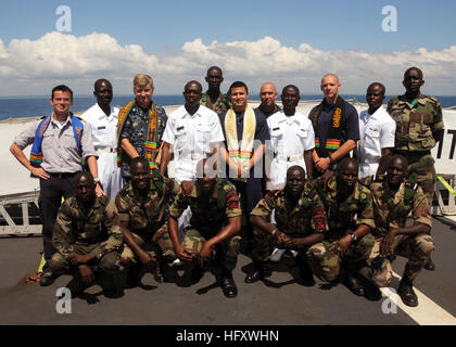 091026-N-1429M-090 Golf von GUINEA (26. Oktober 2009) Maritime stellen Fachleute aus Ghana, Senegal und Sierra Leone für ein Gruppenfoto mit Seerecht Durchsetzung Ausbilder aus der U.S. Navy, U.S. Coast Guard und ihre belgische Marine Dolmetscher, Lt. Oliver Vogels, verließ nach einer Abschlussfeier an Bord der niederländischen Afrika Partnerschaft Bahnsteig HNLMS Johan de Witt (L-801). Die Zeremonie geschlossen drei Wochen auf See Ausbildung in verschiedenen maritimen Sicherheit Kurse 46 afrikanischen maritime Profis aus Ghana, Senegal und Sierra Leone. (US Navy Foto von Chief M Stockfoto