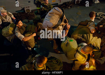 091028-N-5700G-159 Atlantik (28. Oktober 2009) Marines zugewiesen, die 24. Marine Expeditionary Unit (MEU 24.) begeben Sie sich auf den amphibischen Angriff Schiff USS Nassau (LHA-4). Nassau und die 24. MEU nehmen Teil in eine zusammengesetzte Einheit Training ausüben, eine Übung entwickelt, um realistische Umgebungen für US-Seestreitkräfte, die die operativen Herausforderungen routinemäßig bei militärischen Operationen weltweit eng replizieren. (US Navy Foto von Masse Kommunikation Spezialist Seemann Desiree Green/freigegeben) UNS Marine 091028-N-5700G-159 Marines zugewiesen 24. Marine Exp Stockfoto